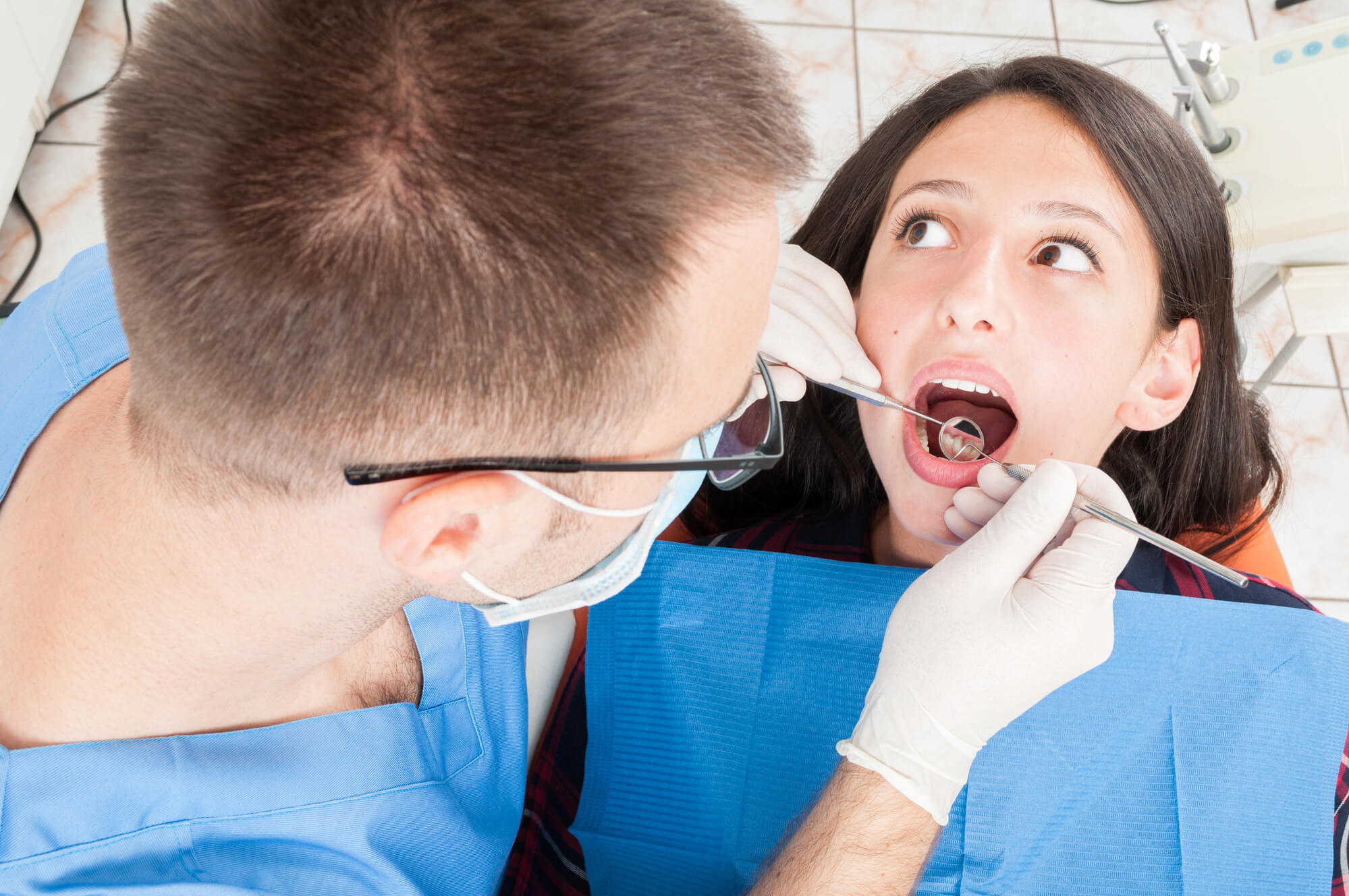 Emergency Dentist Midlothian VA Checks Dental Status of Patient